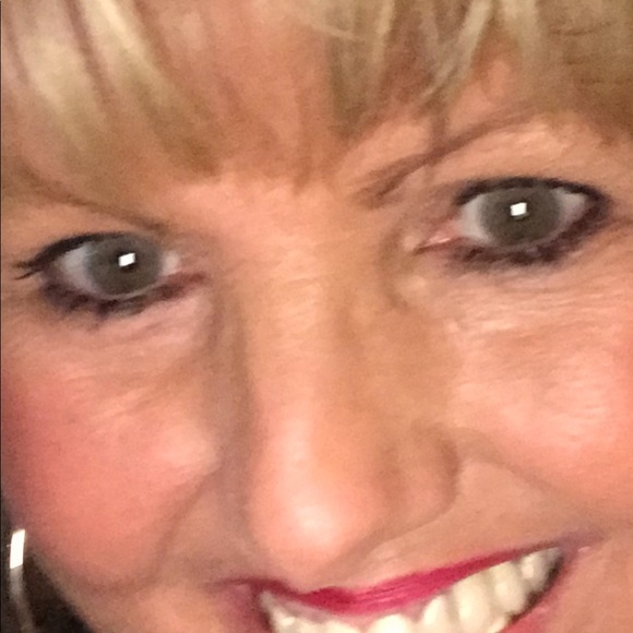 Meet your Posher, Sandy - Picture 2 of 6